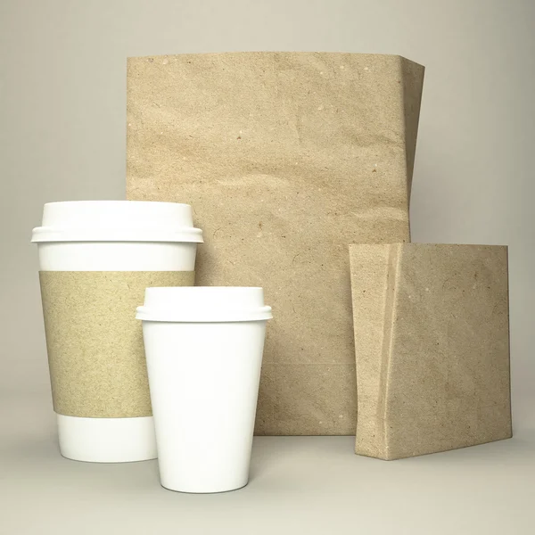 Kahvikuppi kahvipapuja ja paperipussi — kuvapankkivalokuva