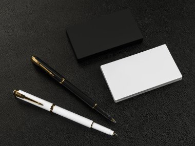 Deri arka plan üzerinde siyah beyaz iş kartları boş mockup