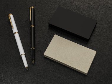Deri arka plan üzerinde siyah kartvizit boş mockup