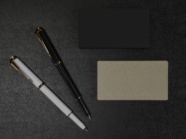 Deri arka plan üzerinde siyah kartvizit boş mockup