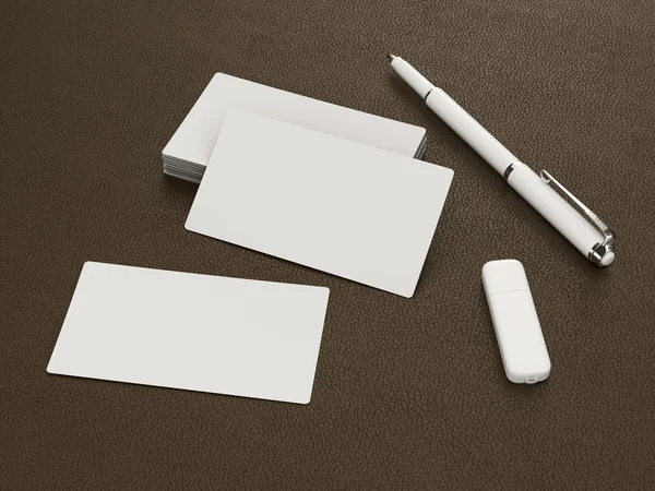 Branco cartões de visita em branco mockup no fundo de couro — Fotografia de Stock