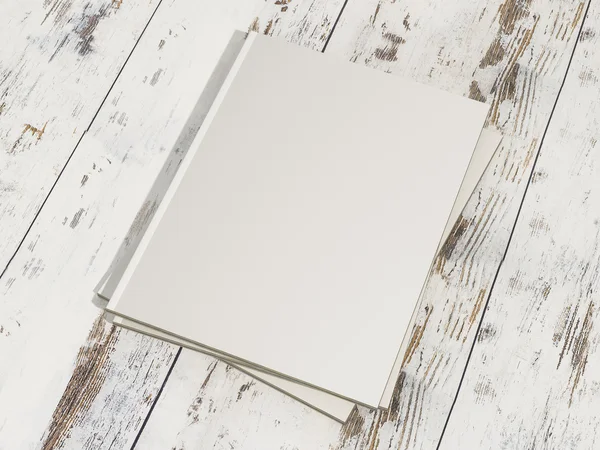 Dergi kapağı ile boş bir beyaz sayfa mockup vintage ahşap yüzey üzerinde yığını