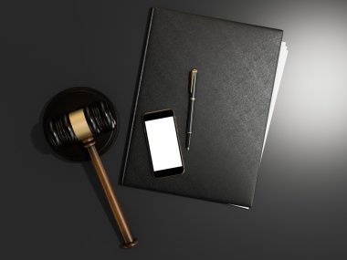 Ahşap hakimler tokmak ve telefon siyah masada