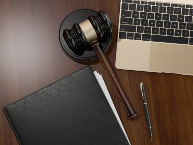 Ahşap hakimler tokmak ve kahverengi ahşap arka plan üstünde laptop 