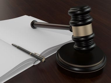 Ahşap hakimler tokmak ve açık kahverengi ahşap zemin üzerinde kitap 