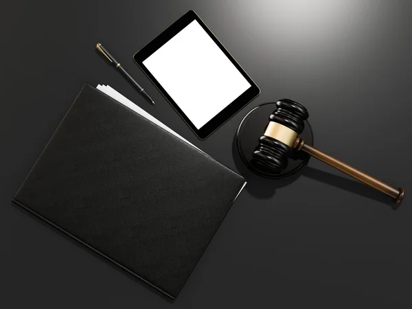 Houten rechters hamer en tablet-computer op zwarte lijst — Stockfoto