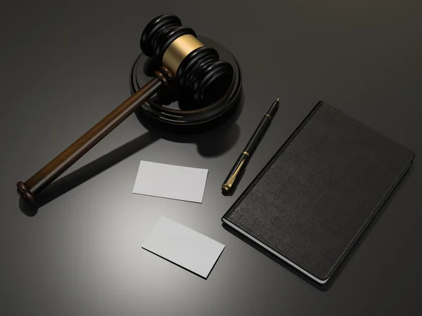 Дерев'яні судді дали і шкіряну папку на чорному столі — стокове фото