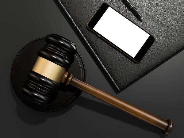 Ahşap hakimler tokmak ve telefon siyah masada