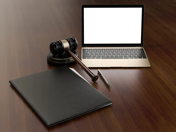 Trä domare ordförandeklubba och laptop på brunt trä bakgrund — Stockfoto