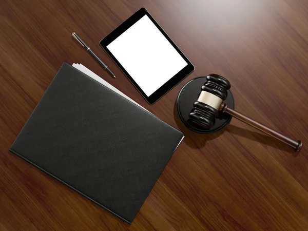 Trä domare ordförandeklubba och tablet dator på den bruna trä bakgrunden — Stockfoto