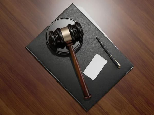 Дерев'яні судді дали і шкіряну папку на коричневому дерев'яному фоні — стокове фото
