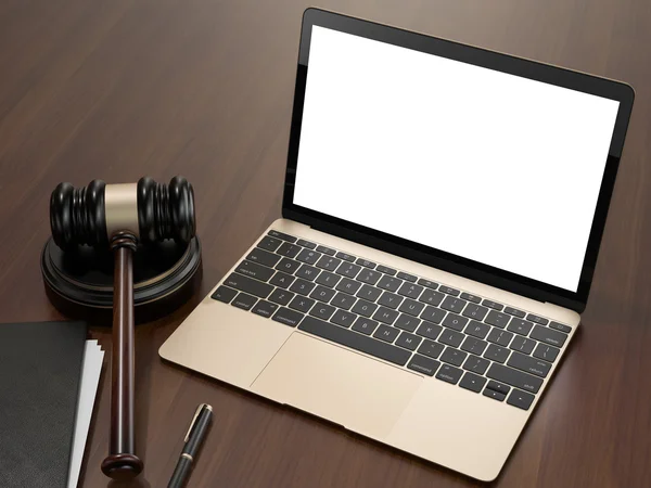 Giudici in legno martelletto e laptop sullo sfondo di legno marrone — Foto Stock
