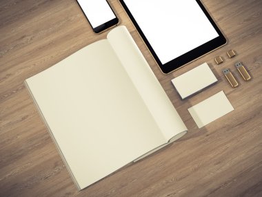 Açık dergi, tablet, boş bir beyaz sayfa mockup vintage ahşap yüzey üzerinde kartvizit kapak