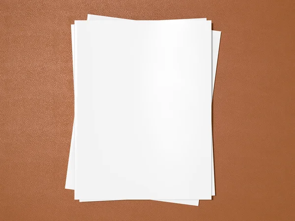 Обложка журнала с чистым белым макетом страницы на кожаном подложке — стоковое фото