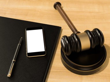 Ahşap hakimler tokmak ve ahşap arka plan üzerinde telefon 