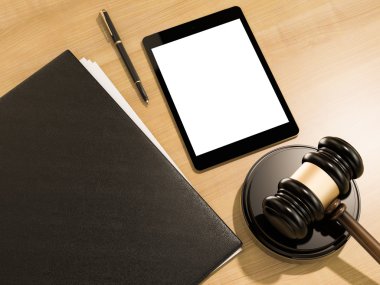 Ahşap arka plan üzerinde ahşap hakimler tokmak ve tablet bilgisayar