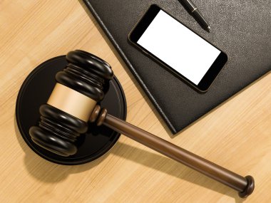 Ahşap hakimler tokmak ve ahşap arka plan üzerinde telefon 