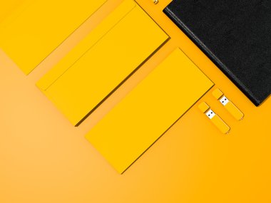 Sarı kurumsal kimlik mockup