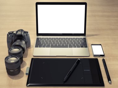 Tasarımcı aksesuarları ve Gadget'ları ahşap arka plan üzerinde