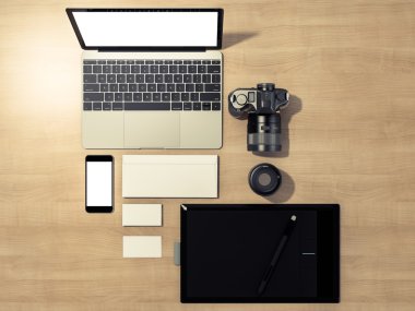 Tasarımcı aksesuarları ve Gadget'ları ahşap arka plan üzerinde