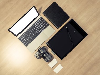 Tasarımcı aksesuarları ve Gadget'ları ahşap arka plan üzerinde