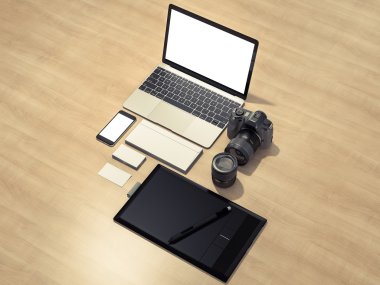 Tasarımcı aksesuarları ve Gadget'ları ahşap arka plan üzerinde