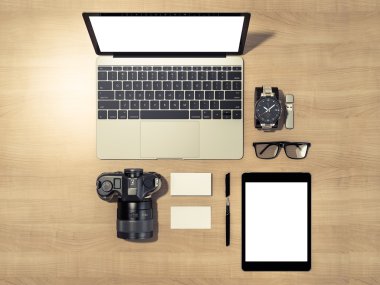 Tasarımcı aksesuarları ve Gadget'ları ahşap arka plan üzerinde