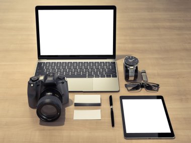 Tasarımcı aksesuarları ve Gadget'ları ahşap arka plan üzerinde