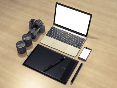 Tasarımcı aksesuarları ve Gadget'ları ahşap arka plan üzerinde