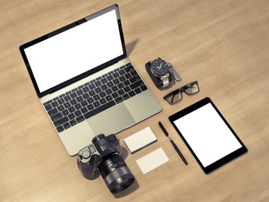 Tasarımcı aksesuarları ve Gadget'ları ahşap arka plan üzerinde