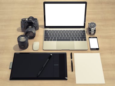 Tasarımcı aksesuarları ve Gadget'ları ahşap arka plan üzerinde