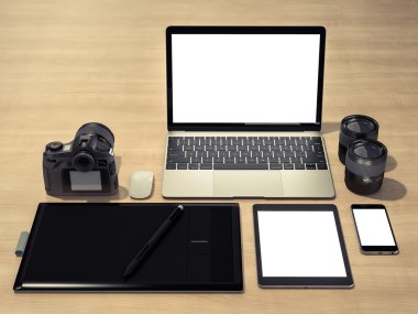 Tasarımcı aksesuarları ve Gadget'ları ahşap arka plan üzerinde