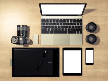 Tasarımcı aksesuarları ve Gadget'ları ahşap arka plan üzerinde