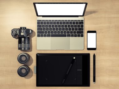 Tasarımcı aksesuarları ve Gadget'ları ahşap arka plan üzerinde