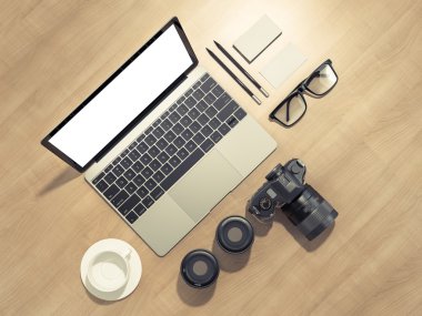 Tasarımcı aksesuarları ve Gadget'ları ahşap arka plan üzerinde