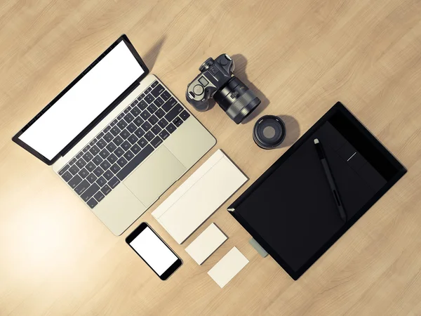 Accesorios y gadgets de diseño sobre fondo de madera — Foto de Stock