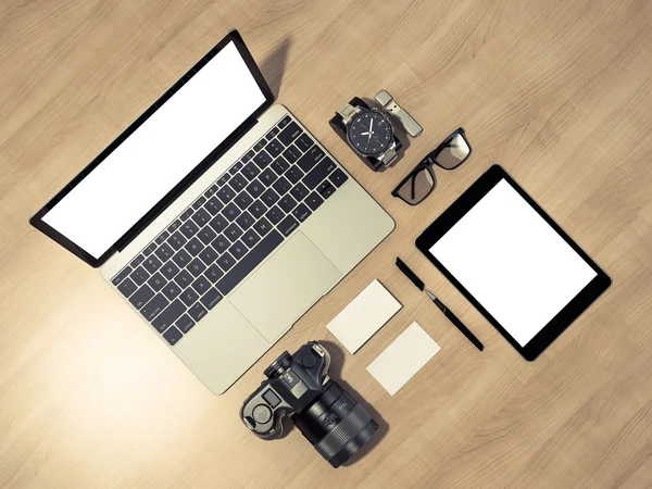 Accesorios y gadgets de diseño sobre fondo de madera —  Fotos de Stock