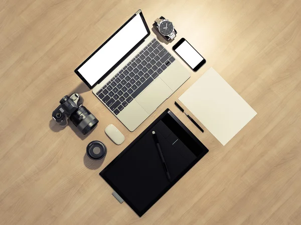 Accesorios y gadgets de diseño sobre fondo de madera —  Fotos de Stock