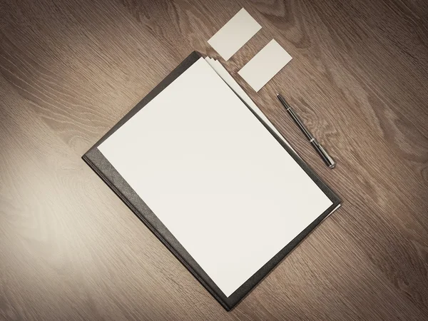 Beyaz boş levha ile siyah dosya 