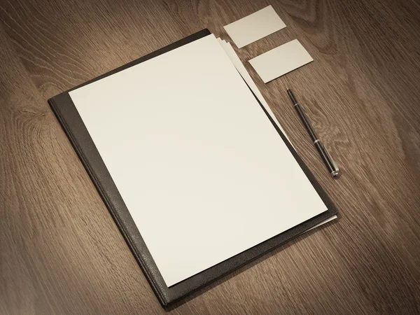 Черный файл с белым чистым листом — стоковое фото