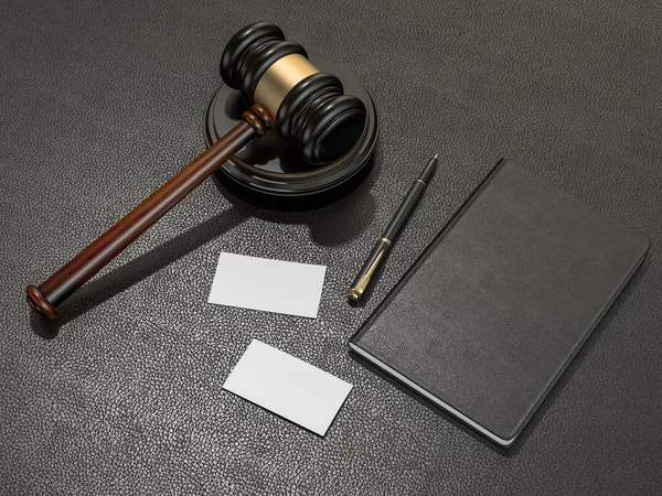 Jueces de madera mazo y cuaderno, tarjetas de visita en escritorio de cuero negro — Foto de Stock