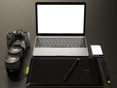 Tasarımcı aksesuarları ve kahverengi deri arka plan üzerinde gadget'lar