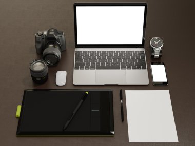 Tasarımcı aksesuarları ve kahverengi deri arka plan üzerinde gadget'lar