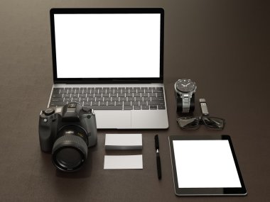 Tasarımcı aksesuarları ve kahverengi deri arka plan üzerinde gadget'lar
