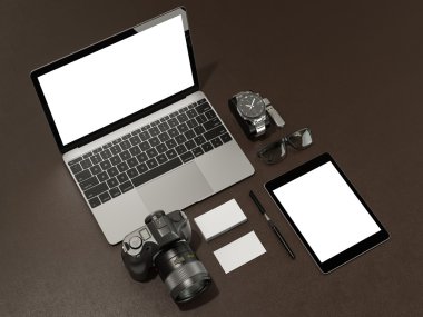 Tasarımcı aksesuarları ve kahverengi deri arka plan üzerinde gadget'lar
