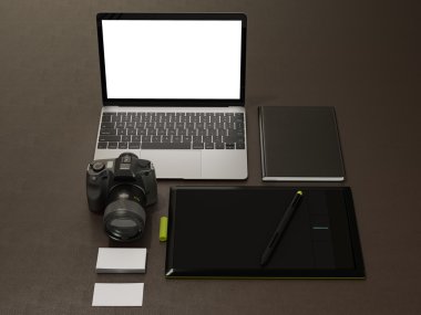 Tasarımcı aksesuarları ve kahverengi deri arka plan üzerinde gadget'lar