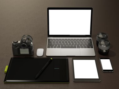 Tasarımcı aksesuarları ve kahverengi deri arka plan üzerinde gadget'lar