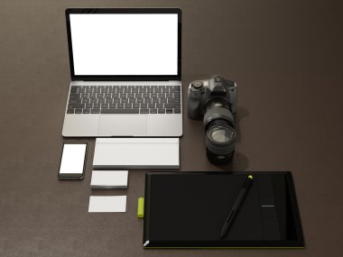 Tasarımcı aksesuarları ve kahverengi deri arka plan üzerinde gadget'lar