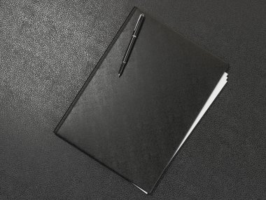 Klasör ve ofis malzemeleri üzerinde kahverengi deri