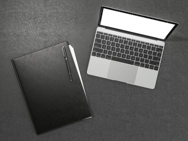 Klasör ve ofis malzemeleri üzerinde kahverengi deri